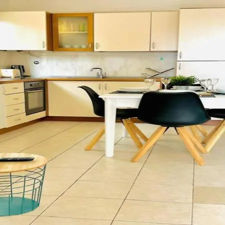 Modern Trendy 1br Ground Floor